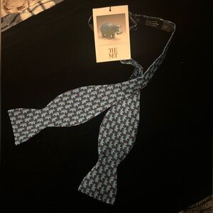 NWT The MET - 100% Silk Bowtie William the Hippo